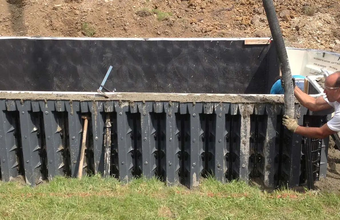 Betonieren Seitenwände des Pools Plauen