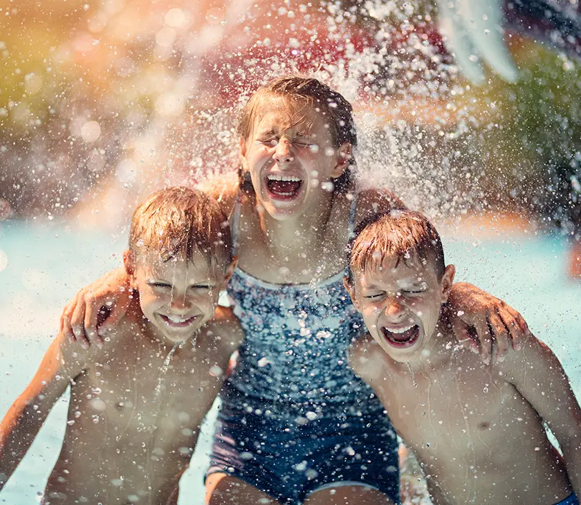 Pool Familie Kinder machen Urlaub im Garten