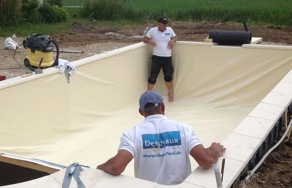Pool bauen Plauen einpassen der Folie