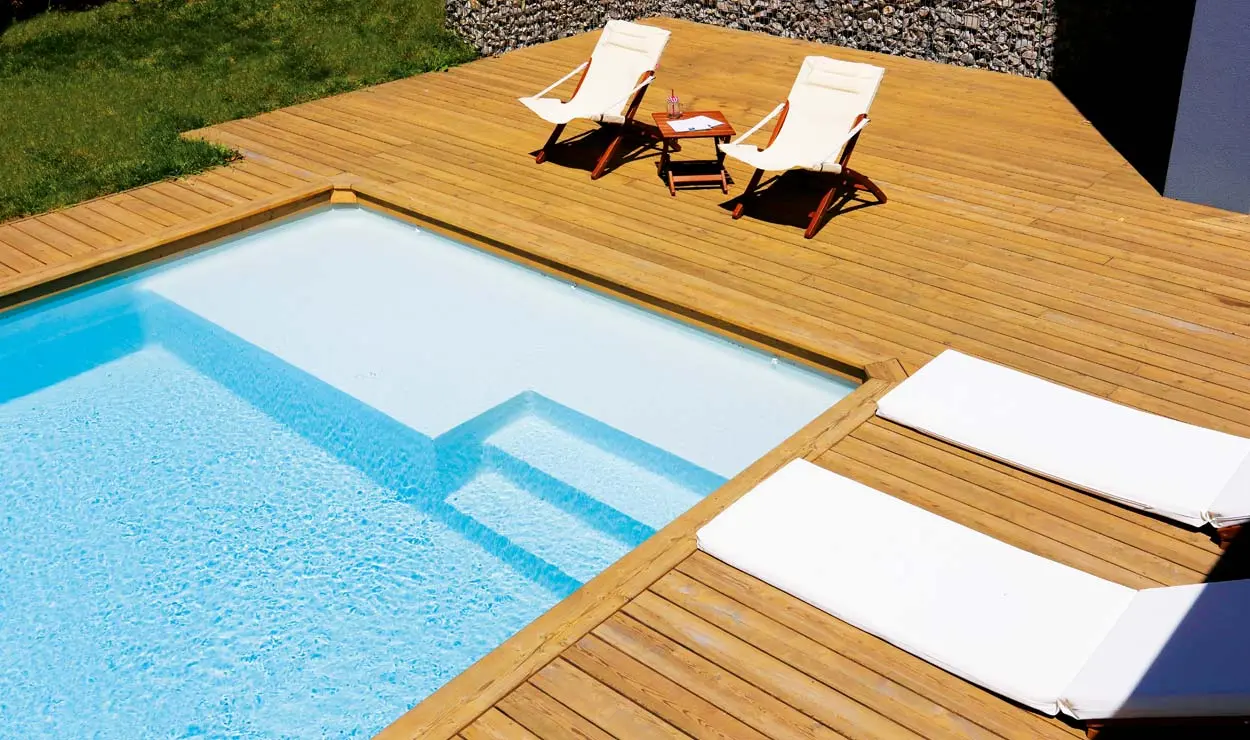 Swimmingpool direkt an der Terrasse in Plauen